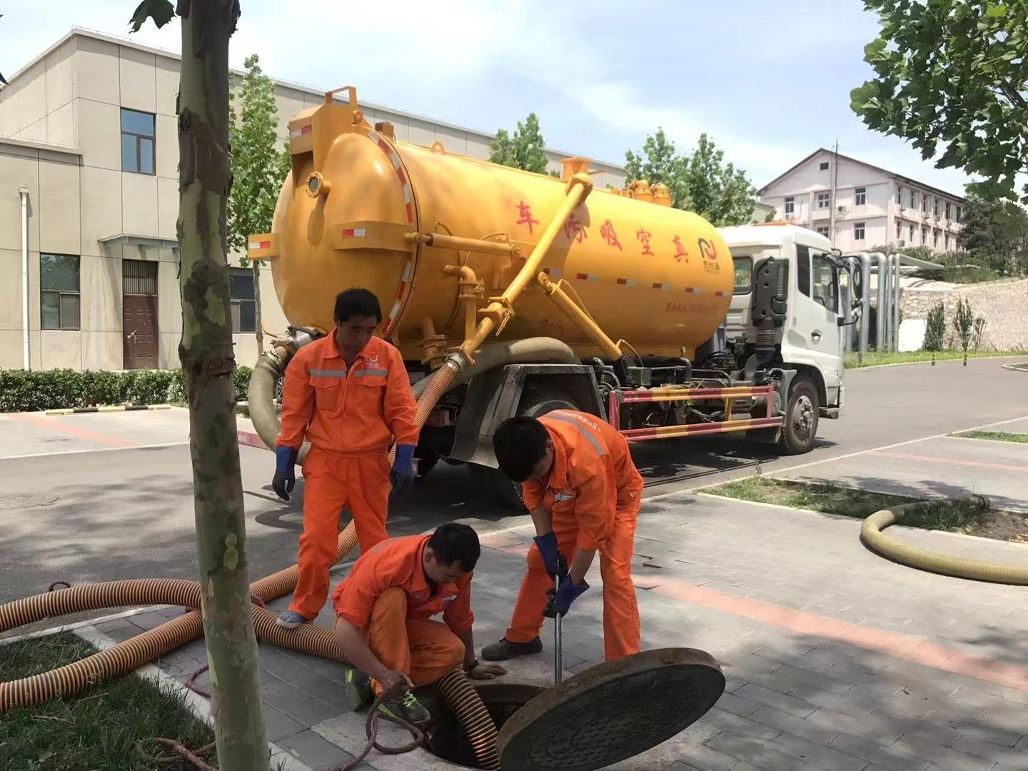 青铜峡管道疏通车停在窨井附近