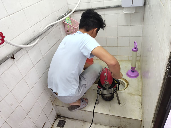 青铜峡管道堵塞冒臭气 专业师傅现场解决问题