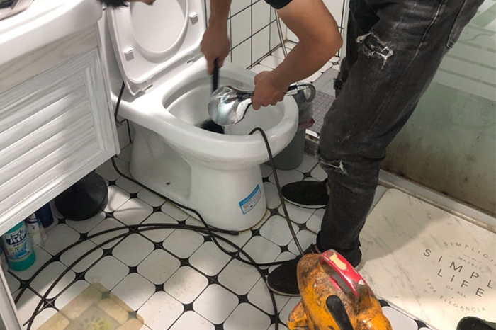 青铜峡马桶堵塞自己疏通还是找师傅？专业上门服务让你省时更省心