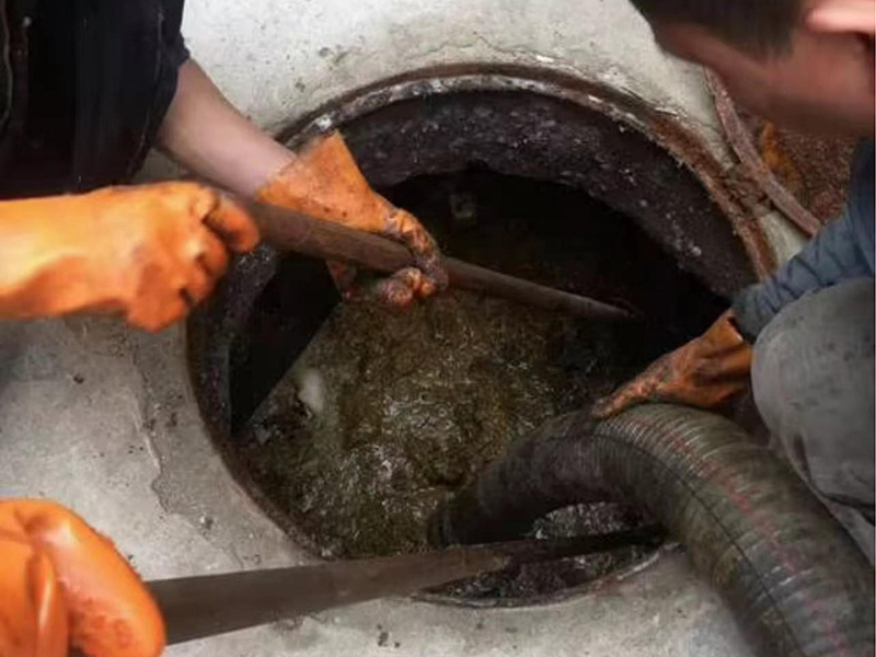 青铜峡清理化粪池时如何避免沼气的危害？